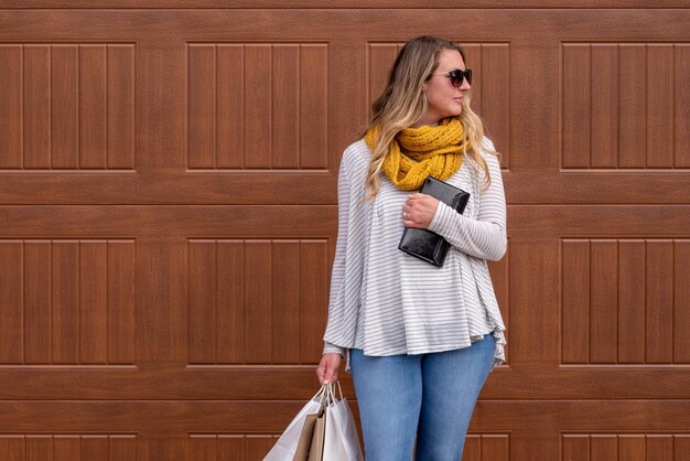 Photo portrait of woman standing against wall