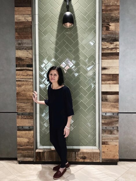 Photo portrait of woman standing against wall