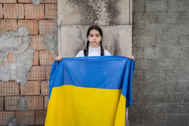 Foto ritratto di una donna appoggiata al muro