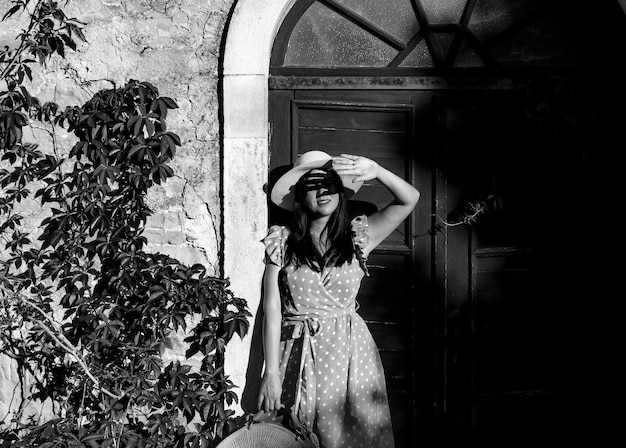 Photo portrait of woman standing against wall