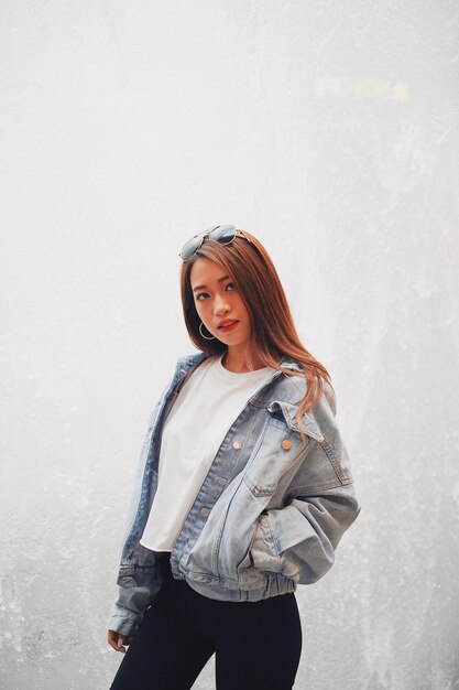 Photo portrait of woman standing against wall