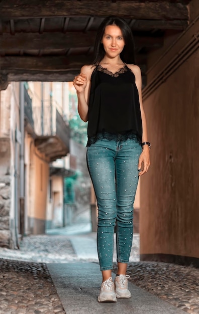 Photo portrait of woman standing against wall