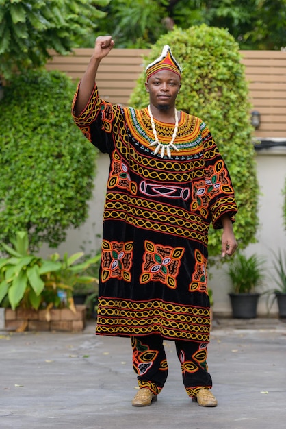 Photo portrait of woman standing against wall