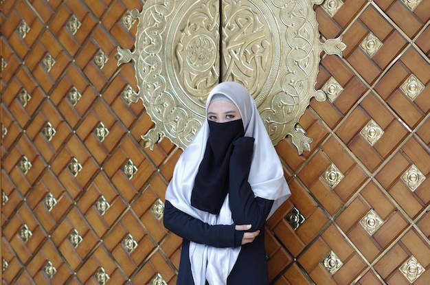 Foto ritratto di una donna appoggiata al muro