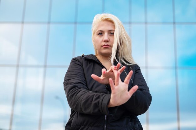 Photo portrait of woman standing against wall