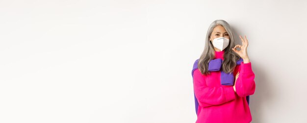 Photo portrait of woman standing against white background