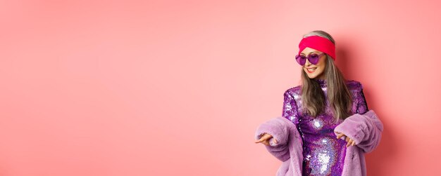 Photo portrait of woman standing against yellow background