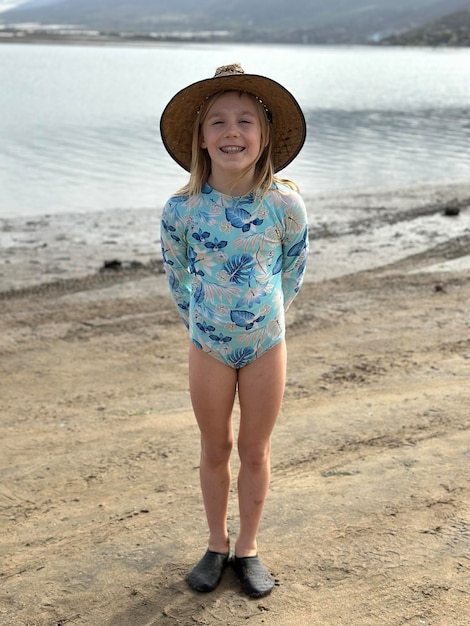 Photo portrait of woman standing at beach