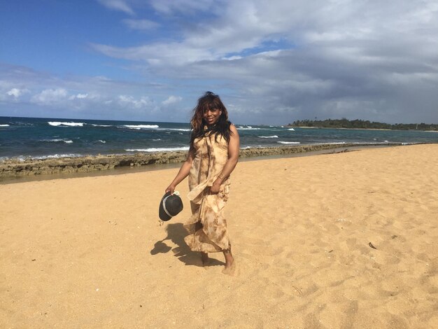 Photo portrait of woman standing at beach