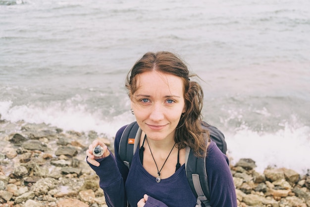 Photo portrait of woman standing on beach