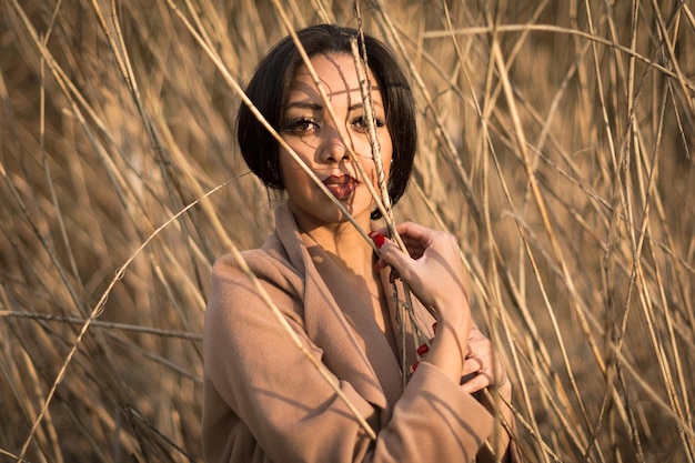 Photo portrait of woman standing by plants