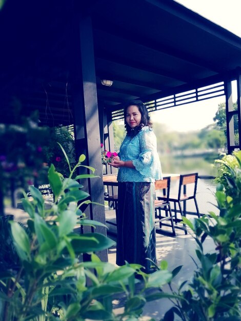 Photo portrait of woman standing by plants