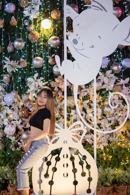 Photo portrait of woman standing by plants