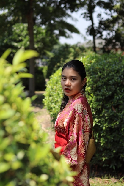 Photo portrait of woman standing by plants