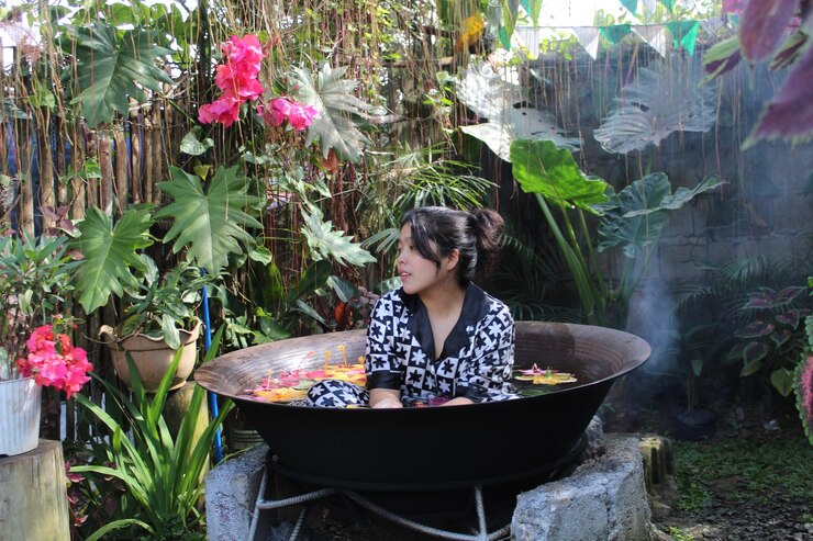Photo portrait of woman standing by plants