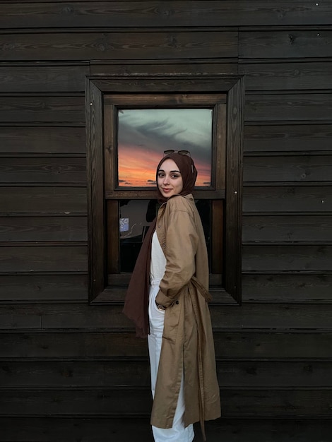 Photo portrait of woman standing by wall