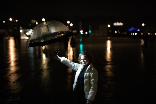 Foto ritratto di una donna in piedi in città di notte