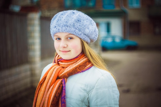 Портрет женщины, стоящей в городе зимой