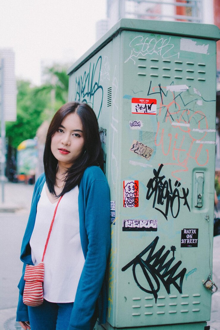 Photo 都市に立っている女性の肖像画