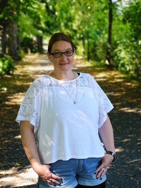 Photo portrait of woman standing on field