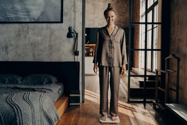 Photo portrait of woman standing on floor