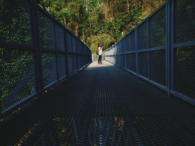 Photo portrait of woman standing on footbridge