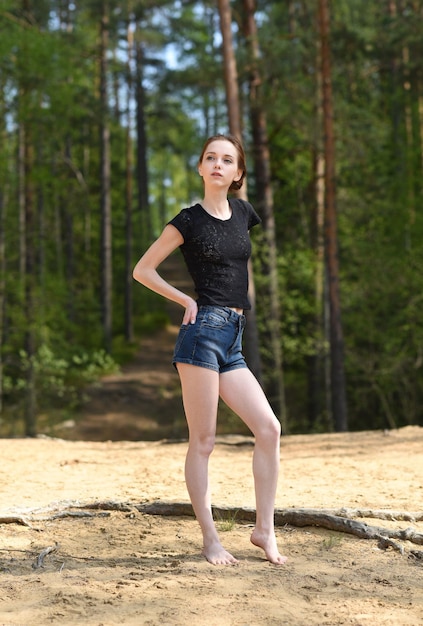 Photo portrait of woman standing in forest