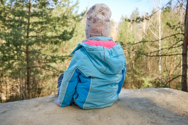 Ritratto di una donna in piedi sulla terra nella foresta