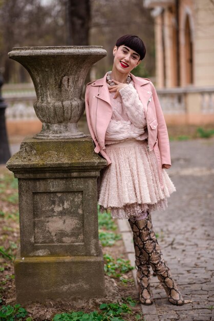 Foto ritratto di una donna in piedi all'aperto