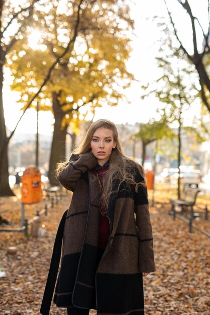 Photo portrait of woman standing in park during autumn