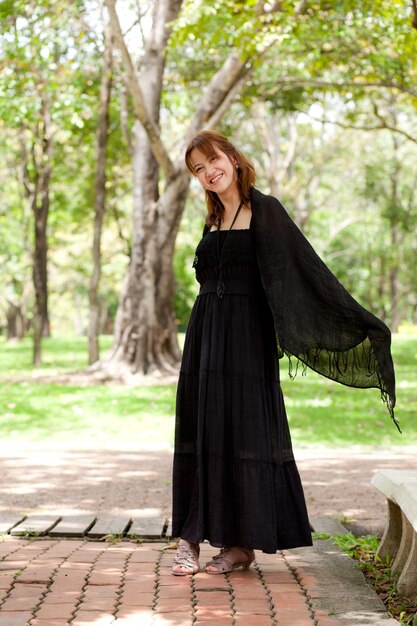 Photo portrait of woman standing in park