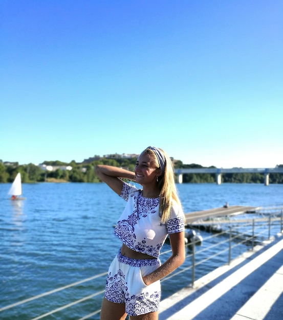 Photo portrait of woman standing on pier