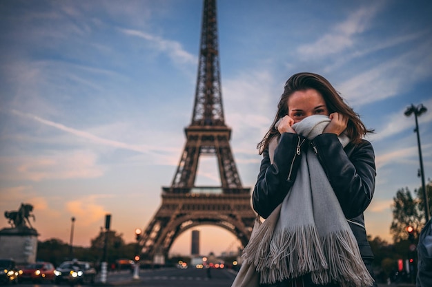 エッフェル塔を背景に立っている女性の肖像画