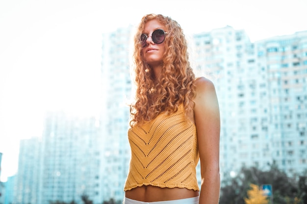 Портрет женщины в солнечных очках