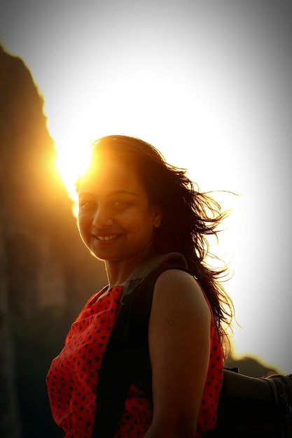 Foto ritratto di una donna alla luce del sole