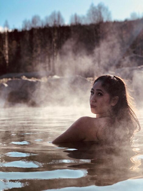 Photo portrait of woman swimming in hot spring