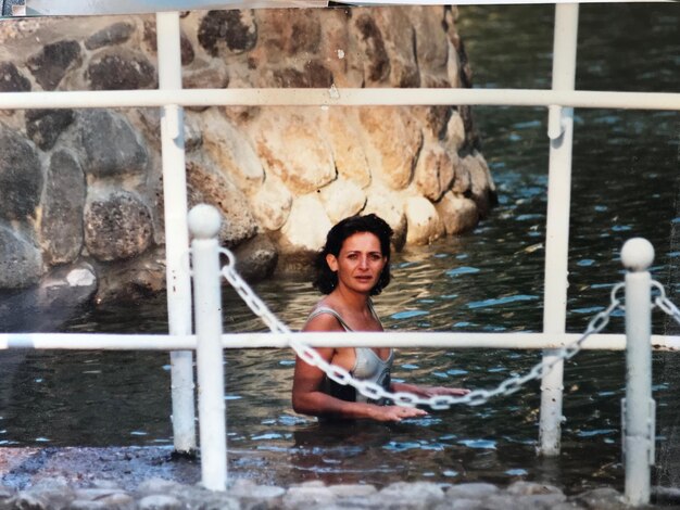 Photo portrait of woman swimming in lake