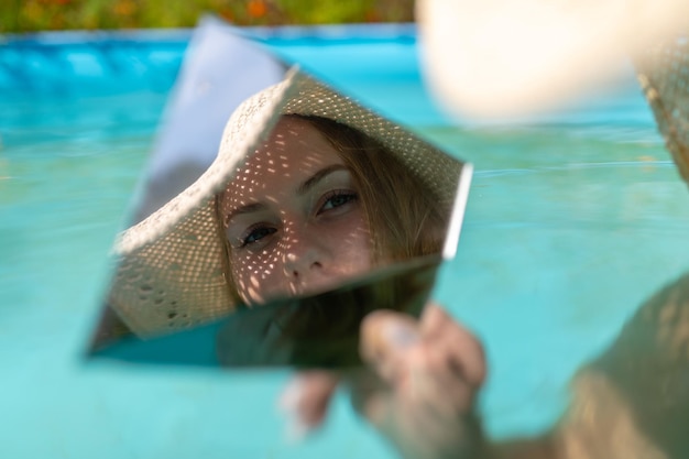 Foto ritratto di una donna che nuota in piscina