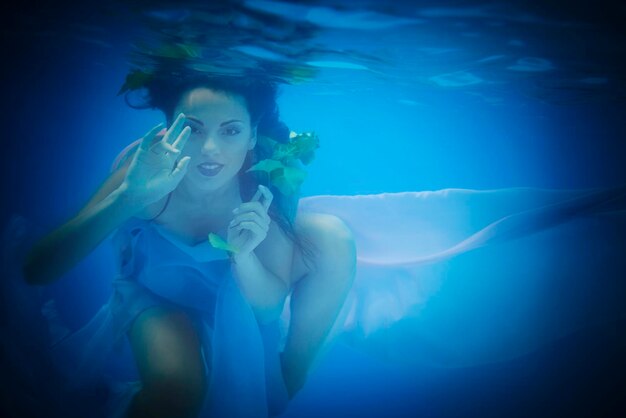 Photo portrait of woman swimming in sea