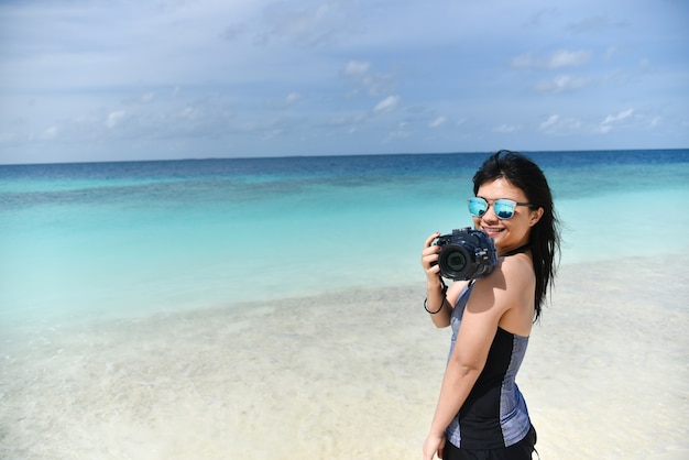 여자의 초상화는 모래 은행 섬, 몰디브에서 사진을 찍을