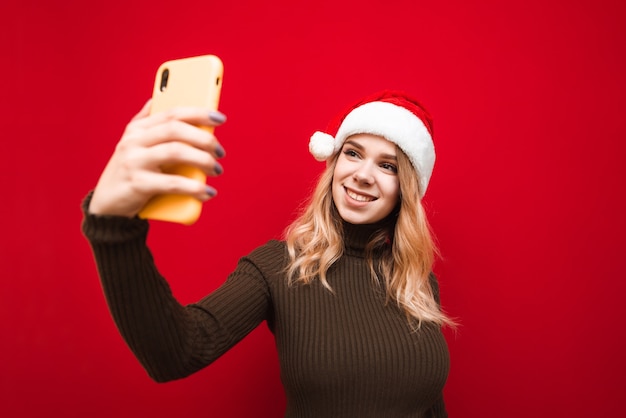 Foto ritratto di donna che cattura selfie