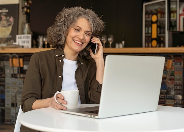 Foto donna del ritratto che parla sul cellulare