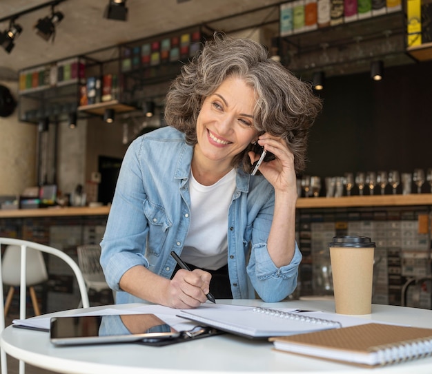 Foto donna del ritratto che parla sul cellulare