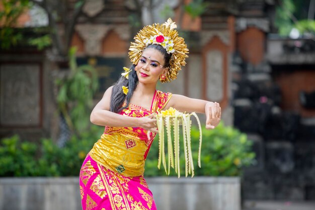 Foto ritratto di una donna in abiti tradizionali che balla all'aperto