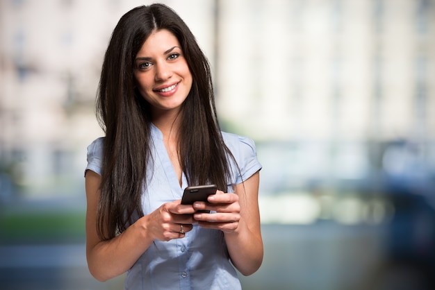 Ritratto di una donna che utilizza un cellulare