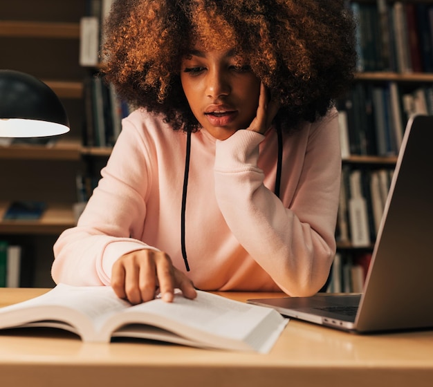 Photo portrait of woman using laptop at office