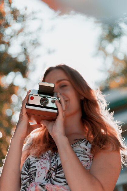 Photo portrait of woman using mobile phone outdoors