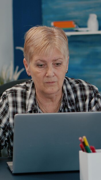 Photo portrait of woman using smart phone on table