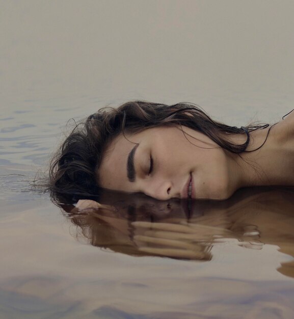 Photo portrait of woman in the water