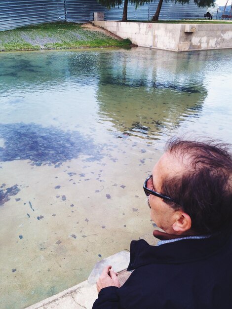 Foto ritratto di una donna in acqua